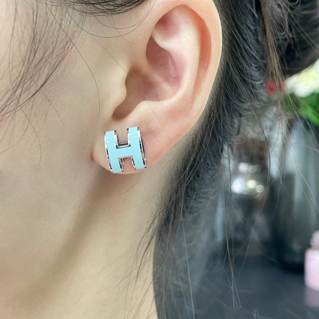 [Luna Brilliance]POP H SKY BLUE STUD EARRINGS