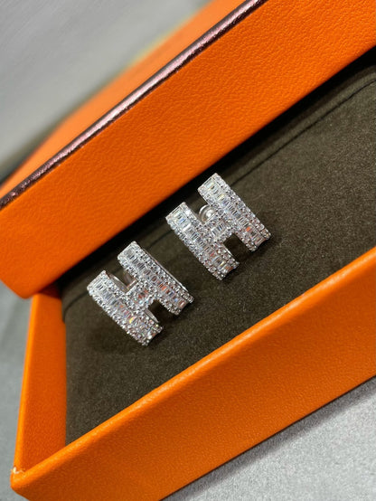 [Luna Brilliance]H STUD EARRINGS WITH SILVER DIAMONDS